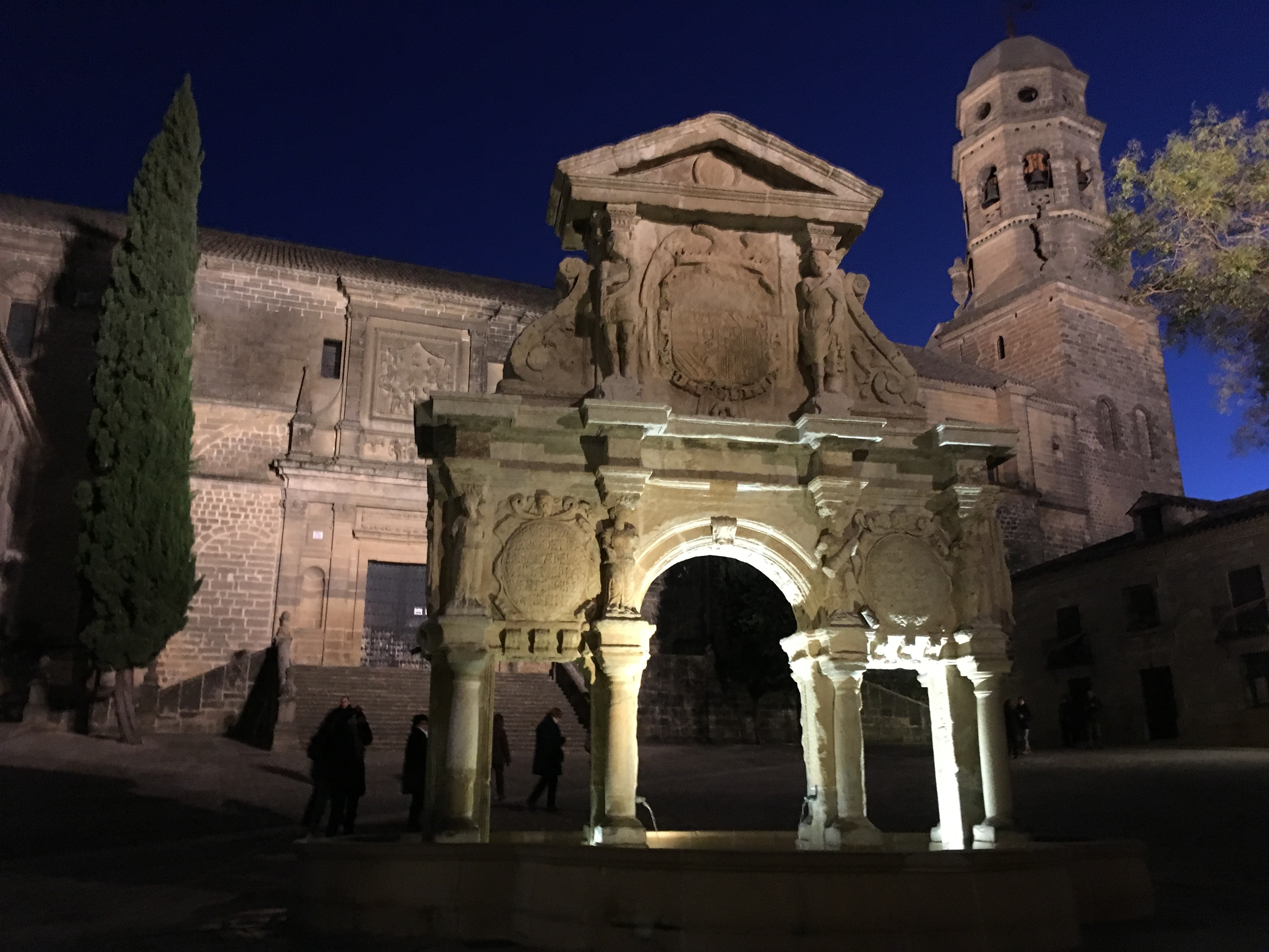 Catedral y fuente de Santa María. Baeza.